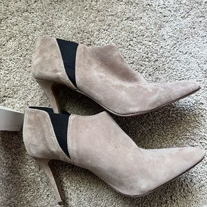 Jessica Simpson Beige and Black Womens heels size 8.5